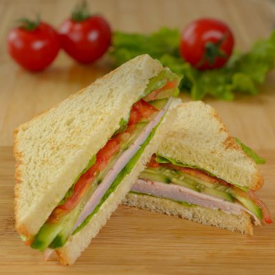 Английский треугольный сэндвич с копченым мясом и овощами