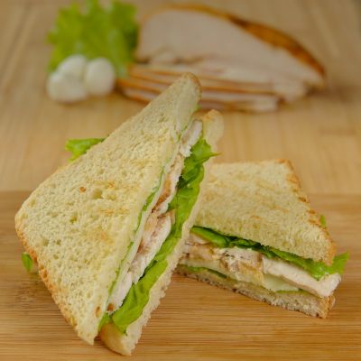 Английский треугольный сэндвич с курицей гриль и моцареллой