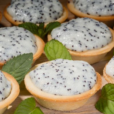 Корзинка с манным кремом и маком