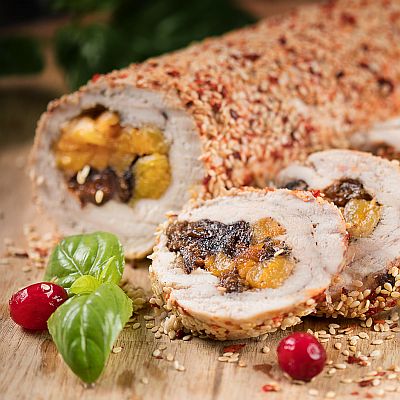 Рулет из курицы с курагой и черносливом