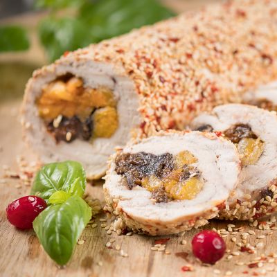 Рулет из курицы с курагой и черносливом