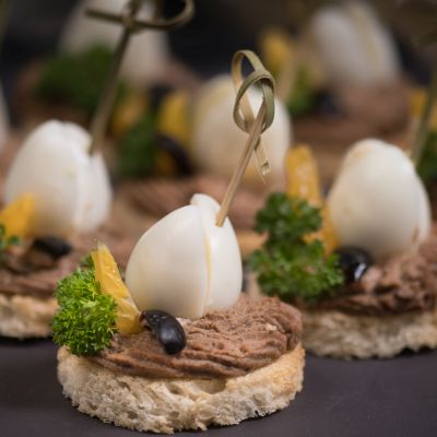 Канапе с паштетом и перепелиными яйцами