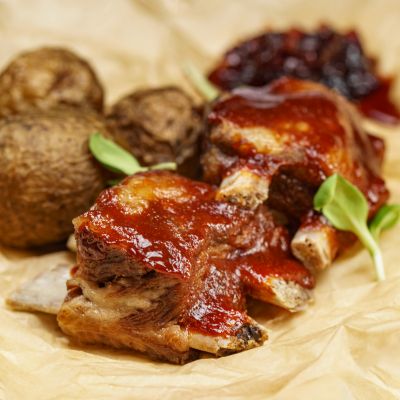 Свиные ребра TequilaBBQ, с запеченым картофелем и карамелизированным луком